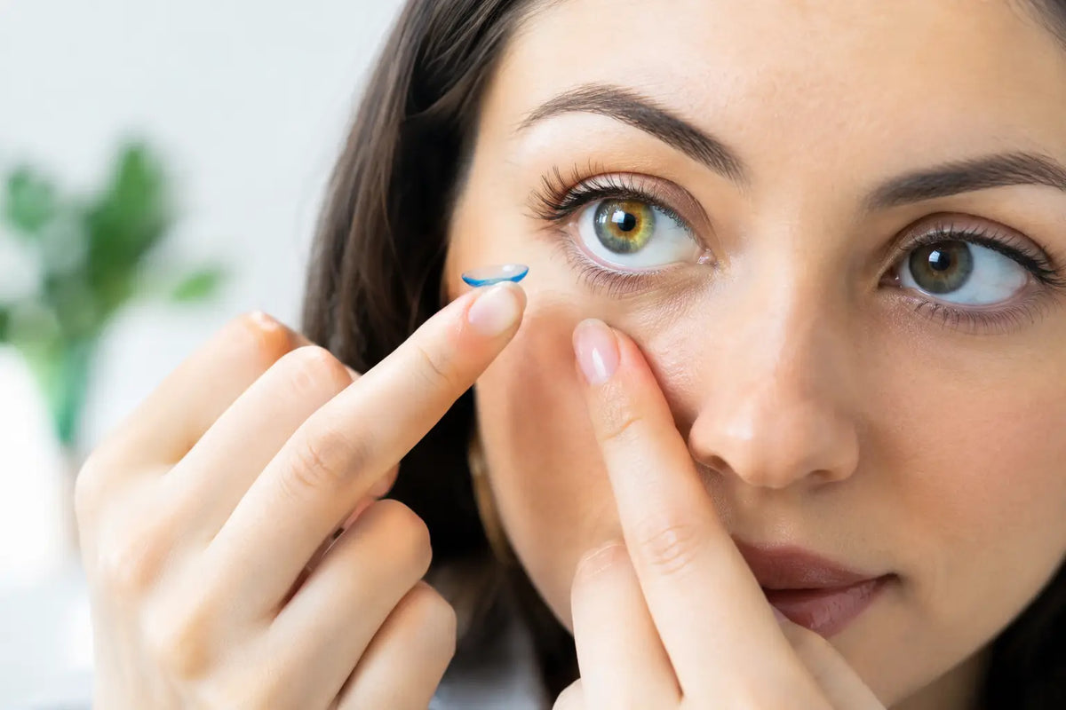 How to Insert Coloured Lenses Without the Fuss